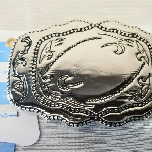 Silver and black metal etched belt buckle - Picture 3 of 5